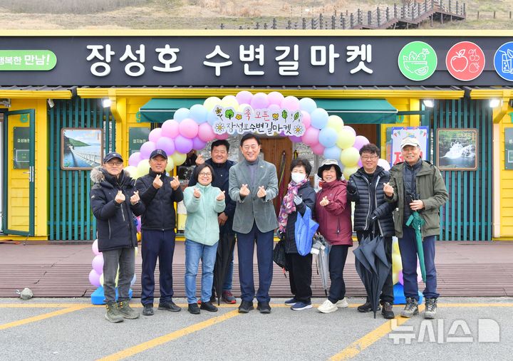 [장성=뉴시스] 김한종 전남 장성군수가 '장성호 수변길마켓'을 방문해 관계자들을 격려하고 있다. (사진=장성군 제공) 2025.03.10. photo@newsis.com 