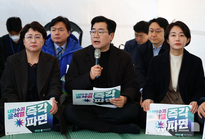 [서울=뉴시스] 황준선 기자 = 박찬대 더불어민주당 원내대표가 10일 오후 서울 종로구 경복궁 서십자각 인근에 마련된 윤석열즉각퇴진·사회대개혁 비상행동 공동의장단 단식농성장에서 열린 정당 연석회의에서 발언하고 있다.&nbsp; 2025.03.10. hwang@newsis.com