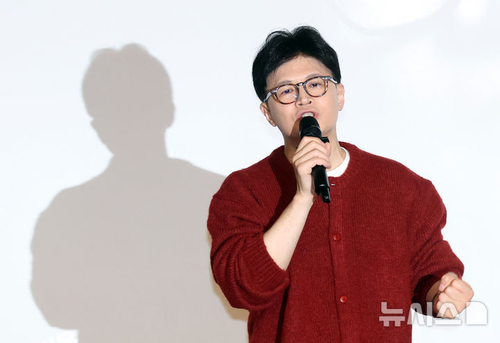 [부산=뉴시스] 하경민 기자 = 한동훈 전 국민의힘 대표가 10일 부산 부산진구 영광도서 8층에서 '한동훈의 선택, 국민이 먼저입니다'라는 주제로 북콘서트를 열고 있다. 2025.03.10. yulnetphoto@newsis.com