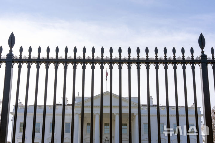 [워싱턴=AP/뉴시스] 10일(현지 시간) 미국 워싱턴DC에서 담벼락 너머 백악관 청사의 모습. 2025.03.11.