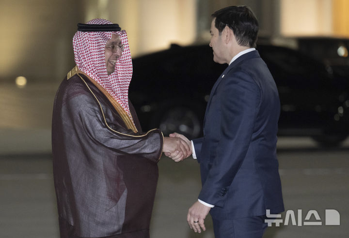 [제다=AP/뉴시스]마코 루비오 미국 국무장관이 10일(현지 시간) 사우디아라비아 제다에 도착한 뒤 사우디 외교부 인사의 환영을 받고 있다. 2025.03.11.