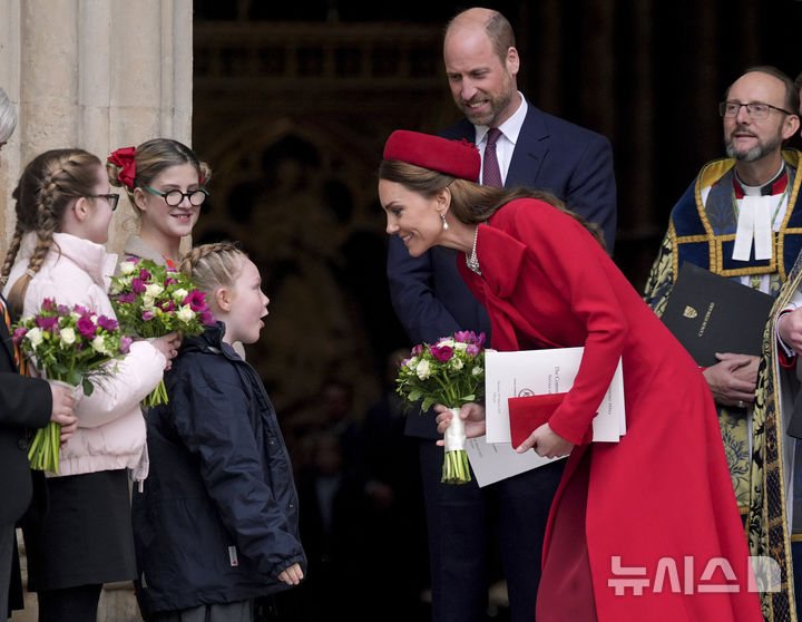 [런던=AP/뉴시스] 케이트 미들턴 영국 왕세자빈이 지난해 3월 10일 런던의 웨스트민스터 사원에서 열린 연례 '영연방의 날' 기념 예배에 참석한 후 윌리엄 왕자와 함께 나오면서 한 소녀로부터 꽃다발을 받고 있다. 영연방의 날 행사는 매년 3월 두 번째 월요일에 열린다. 2026.02.10.