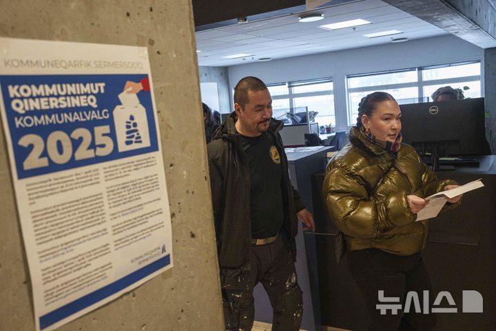 [누크=AP/뉴시스] 그린란드가 JD 밴스 미국 부통령의 방문을 하루 앞두고 5개 원내정당 중 4당이 참여하는 연정을 구성했다. 사진은 지난 10일(현지 시간) 그린란드 누크 시청에 마련된 투표소에서 총선 사전 투표에 참여한 한 유권자가 투표지를 들고 있는 모습. 2025.03.11.