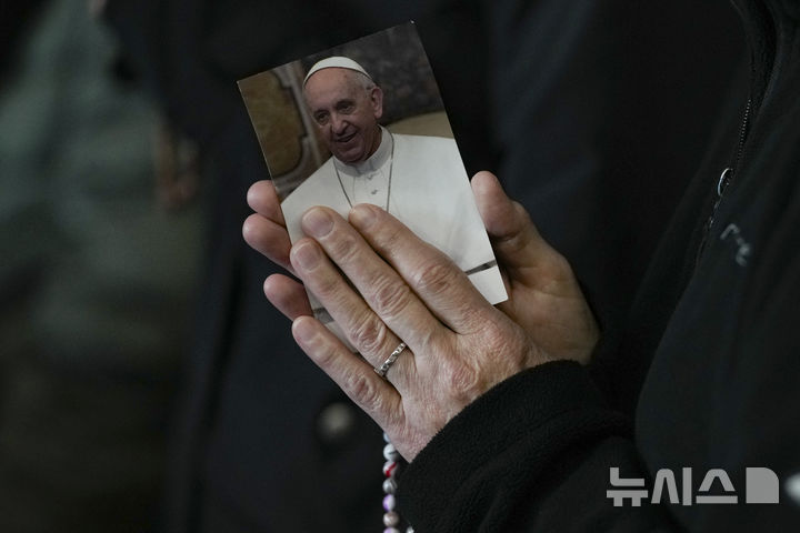 [바티칸=AP/뉴시스] 프란치스코 교황의 건강이 호전돼 더 이상 비침습적 기계 환기를 사용할 필요가 없어졌다고 교황청이 19일(현지 시간) 밝혔다. 사진은 수녀들이 지난 10일(현지 시간) 바티칸 성 베드로 광장에서 열린 프란치스코 교황을 위한 묵주 기도회에서 기도하는 모습. 2025.03.11.