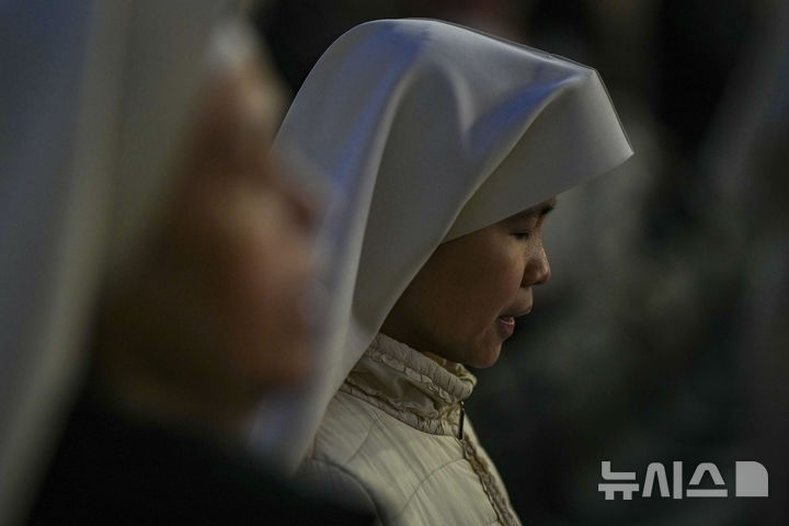 [바티칸=AP/뉴시스] 수녀들이 10일(현지 시간) 바티칸 성 베드로 광장에서 열린 프란치스코 교황을 위한 묵주 기도회에서 기도하고 있다. 2025.03.11.