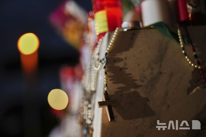 [로마=AP/뉴시스] 10일(현지 시간) 프란치스코 교황이 입원 중인 이탈리아 로마 아고스티노 제멜리 폴리 병원 인근에 묵주와 촛불이 켜져 있다. 2025.03.11.