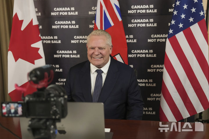 [토론토=AP/뉴시스] 더그 포드 캐나다 온타리오 주지사는 11일(현지 시간) X(구 트위터)를 통해 "하워드 러트닉 미국 상무장관과 미국과 캐나다 간 경제 관계에 관해 생산적인 대화를 나눴다"며 미국으로 수출하는 전기에 대한 25% 요금 부과 계획을 철회한다고 밝혔다. 사진은 10일 더그 포드 온타리오 주지사가 토론토에서 미국 언론과의 인터뷰를 준비 중인 모습. 2025.03.11 