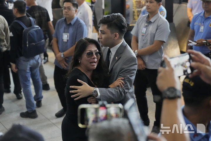 [마닐라=AP/뉴시스] 로드리고 두테르테 전 필리핀 대통령이 11일(현지 시간) 필리핀 마닐라 공항에서 체포됐다는 소식에 한 지지자 여성이 눈물을 흘리고 있다. 2025.03.11.