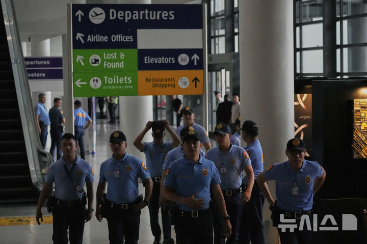 [마닐라=AP/뉴시스] 로드리고 두테르테 전 필리핀 대통령이 11일(현지 시간) 필리핀 마닐라 공항에서 체포된 후 경찰관들이 공항을 순찰하고 있다. 필리핀 대통령실은 홍콩 일정을 마치고 귀국한 두테르테 전 대통령이 마닐라 공항에서 체포됐다고 밝혔다. 2025.03.11.
