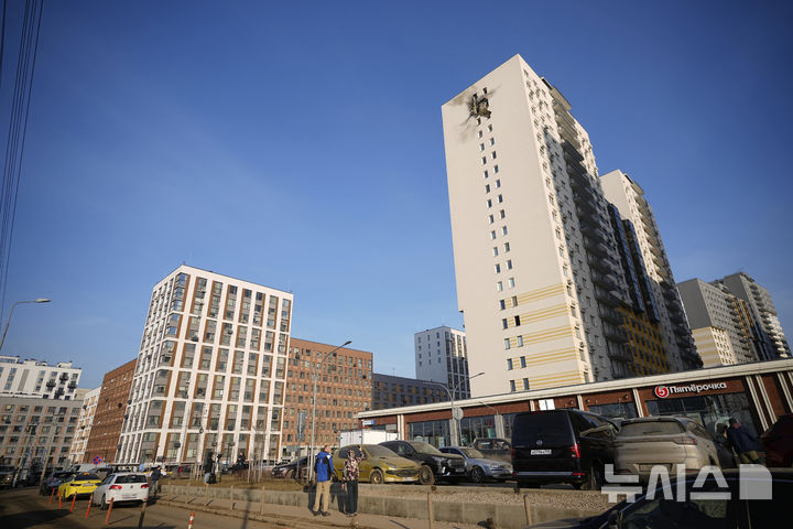 [모스크바=AP/뉴시스] 11일(현지시간) 러시아 모스크바 외곽 사프로노보에서 방공망에 격추된 우크라이나 드론 파편에 아파트 건물이 파손했다. 2025.03.11