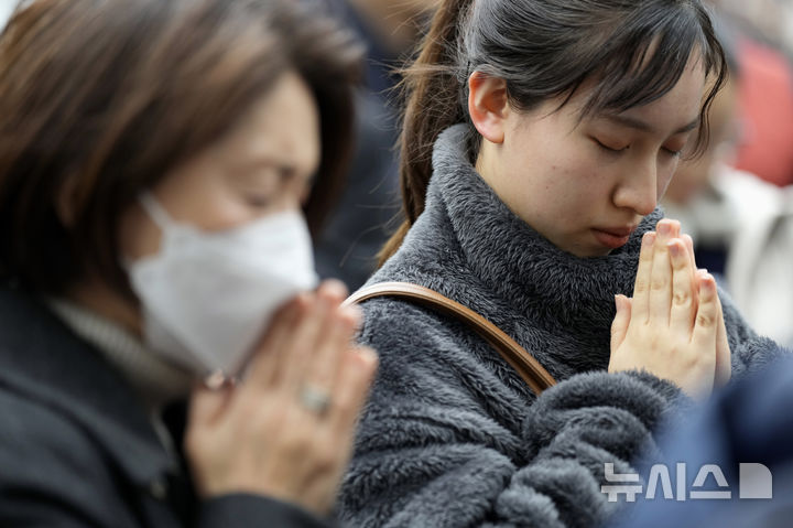 [도쿄=AP/뉴시스] 일본 정부가 최대 사망자 30만명이 발생할 것으로 예측된 '난카이 트로프(해저 협곡) 대지진'에 대비해, 사망자 수를 80% 줄이는 것을 목표로 한 대규모 방재 대책을 마련했다고 요미우리신문이 11일 보도했다. 사진은 동일본 대지진 참사 14주년인 지난 3월11일 일본 도쿄에서 시민들이 사고 당시와 같은 시간인 오후 2시 46분을 기해 희생자들을 추모하며 기도하고 있다. 2025.03.11.