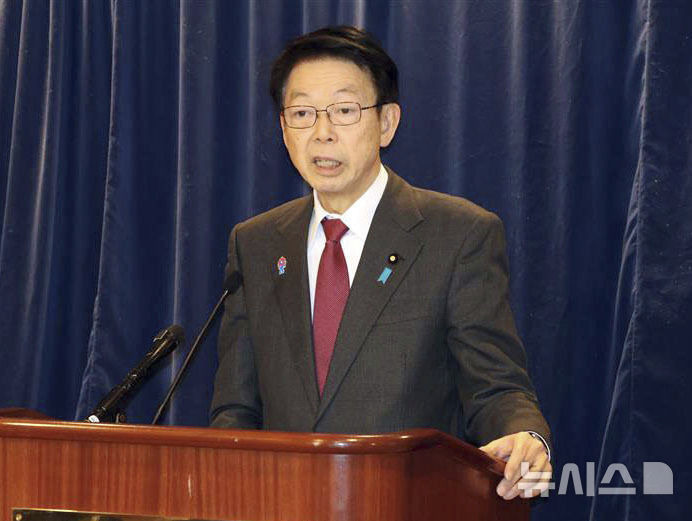 [워싱턴DC=AP·교도/뉴시스] 무토 요지 일본 경제산업상은 22일 미일 관세 협상에서 일본의 전기차(EV) 고속 충전기 독자 규격 '차데모'도 미일 관세 협상 의제 중 하나가 될 것이라고 밝혔다. 사진은 지난달 10일 미국 워싱턴DC를 방문해 기자회견을 하는 모습. 2025.04.22.