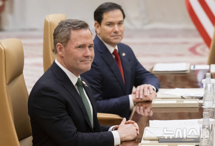 [제다=AP/뉴시스] 미국 마이크 왈츠(왼쪽) 백악관 국가안보보보좌관과 마코 루비오 국무부 장관이 11일(현지 시간) 사우디아라비아 제다에서 우크라이나·미국 고위급 회담을 하고 있다. 2025.03.12.