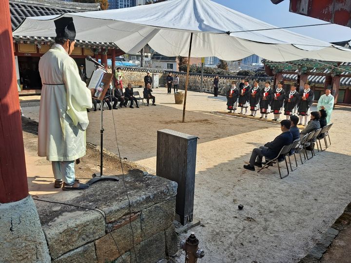 [통영=뉴시스] 신정철 기자= 통영시 광도면 소재 통영향교(전교 차권석)는 지난 9일 향교 유림 및 일반시민 등 40여 명이 참석한 가운데 춘계 석전제를 봉행했다.(사진=통영시 제공).2025.03.11. photo@newsis.com *재판매 및 DB 금지