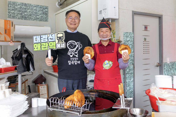 [칠곡=뉴시스] 김재욱(왼쪽) 군수가 차태일 사장과 기념사진을 찍고 있다 (사진=칠곡군 제공) 2025.03.11 photo@newsis.com *재판매 및 DB 금지