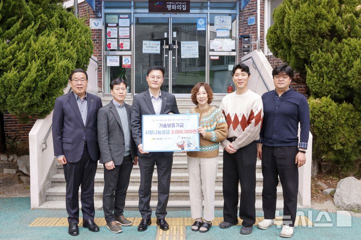 [서울=뉴시스] 천창호 기술보증기금(기보) 이사(왼쪽에서 세번째)와 기보 관계자들이 기부금 전달 후 기념촬영을 하고 있다. (사진= 기술보증기금 제공) 