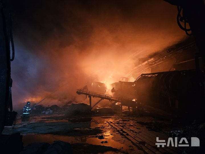[김해=뉴시스]김해 자원시설 화재. (사진=소방서 제공). 2025.3.11. photo@newsis.com