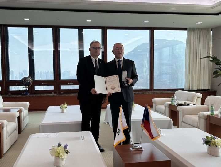 [서울=뉴시스] 정의선 현대차그룹 회장이 체코 정부로부터 외교 훈장을 받았다. 왼쪽부터 이반 얀차렉 주한 체코대사, 정의선 현대차그룹 회장 (사진=이반 얀차렉 주한 체코대사 SNS 캡쳐) photo@newsis.com *재판매 및 DB 금지