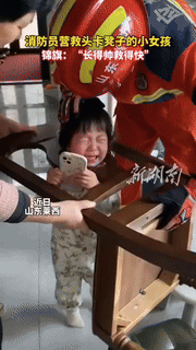 최근 홍콩의 한 아이가 의자 등받이에 머리가 껴 소방대원에게 구조됐다. (사진=유튜브) *재판매 및 DB 금지