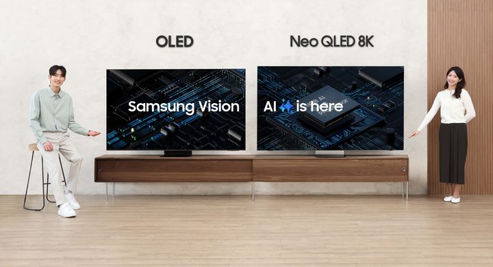 [서울=뉴시스]삼성전자 모델이 2025년형 AI TV 신제품 'Neo QLED 8K(85QNF990)'와 'OLED(83SF95)'를 체험하고 있다.&nbsp; (사진=삼성전자 제공) photo@newsis.com *재판매 및 DB 금지