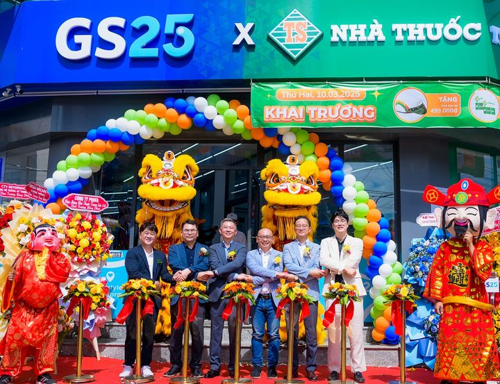 [서울=뉴시스] 중선파마-GS25 매장 1호점 오프닝 세레모니 모습. 왼쪽부터 문현진GS25 베트남 점포개발팀장, 최금성GS25 베트남 법인장, 이인덕 동화약품 부사장, 마이투이년GS25 베트남 대표, 노웅호 중선파마 법인장, 김수걸 중선파마 관리담당 부장 (사진=동화약품 제공) 2025.03.11. photo@newsis.com *재판매 및 DB 금지