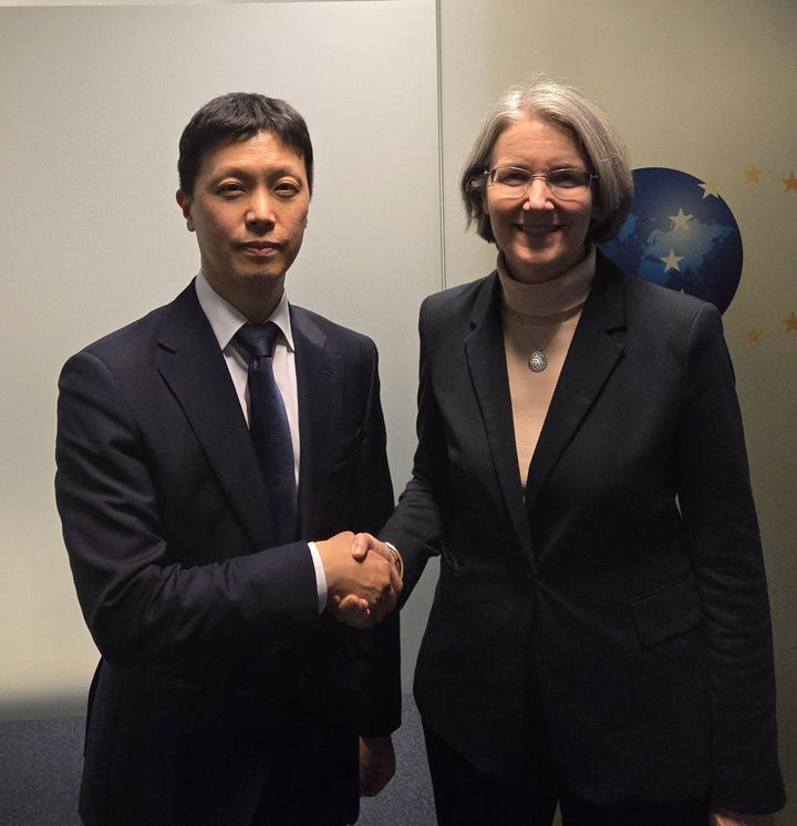 [서울=뉴시스]한국과 유럽연합(EU)이 처음으로 우주안보대화를 개최한 모습. 외교부는 윤종권 국제안보국장이 10일 오후 벨기에 브뤼셀에서 마욜린 판 딜렌 EU 우주 특별대표와 제1차 한-EU 우주안보대화를 진행했다고 11일 밝혔다. (사진=외교부 제공) 2025.03.11. *재판매 및 DB 금지