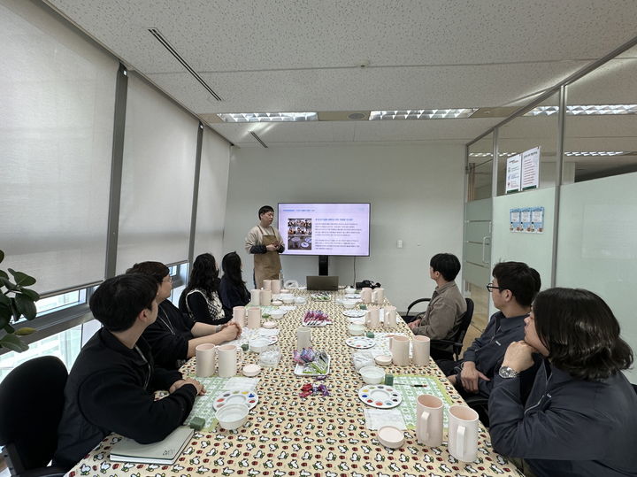 유니드 임직원들이 사회적 기업 ‘스프링샤인’과 함께 ‘도자기 텀블러 만들기’ ESG 체험행사를 진행했다. (사진=유니드) *재판매 및 DB 금지