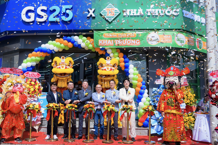 [서울=뉴시스] GS리테일이 운영하는 편의점 GS25와 동화약품의 베트남 약국 체인 중선파마가 협력해 베트남 최초의 '편의점-약국' 숍인숍(Shop in shop) 매장을 오픈했다고 11일 밝혔다. (사진=GS리테일 제공) *재판매 및 DB 금지