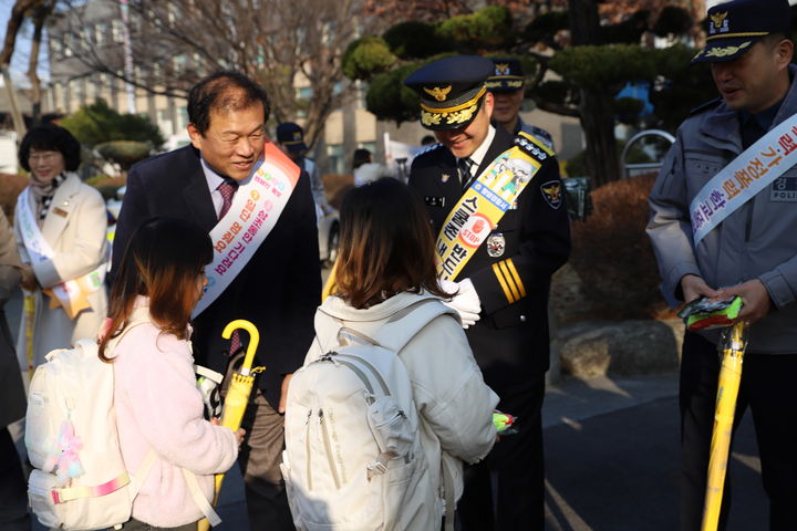 [함양=뉴시스] 함양경찰서, 신학기 어린이 교통사고예방 ‘아이먼저’ 캠페인 *재판매 및 DB 금지 *재판매 및 DB 금지