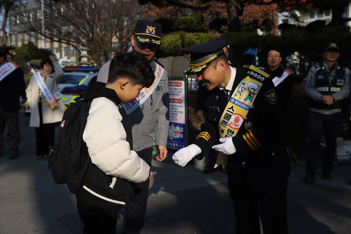 [함양=뉴시스] 함양경찰서, 신학기 어린이 교통사고예방 ‘아이먼저’ 캠페인 *재판매 및 DB 금지 *재판매 및 DB 금지