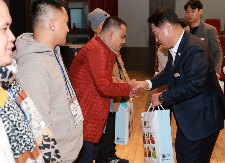 영동군 외국인 계절근로자 입국환영식 *재판매 및 DB 금지