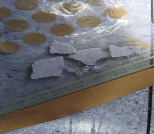 [부산=뉴시스] 부산의 한 학교에서 진행된 석면 해체 공사 이후 발견된 석면 잔재물 (사진=부산석면추방공동대책위원회 제공) 2025.03.11. photo@newsis.com *재판매 및 DB 금지