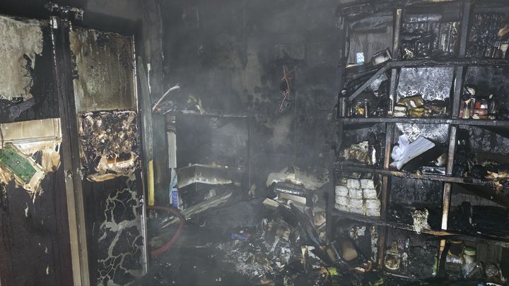 [울산=뉴시스] 박수지 기자 = 11일 오전 울산시 북구 연암동 상가주택에서 불이 나 내부가 까맣게 타 있다. (사진=울산소방본부 제공) 2025.03.11. photo@newsis.com *재판매 및 DB 금지