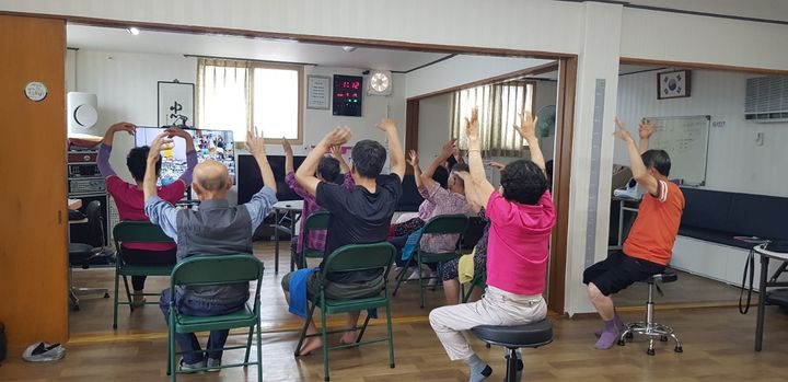 [인천=뉴시스] 인천 강화군 헬스케어 경로당에서 노인들이 건강 여가 프로그램에 참여하고 있다. (사진=강화군 제공) 2025.03.11. photo@newsis.com *재판매 및 DB 금지