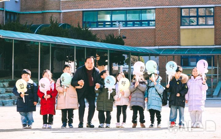 [오산=뉴시스] 이권재 시장이 초등학교 입학생들과 기념사진을 찍고 있는 모습. (사진=오산시 제공) 2025.03.11. photo@newsis.com 