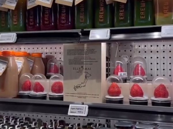 [서울=뉴시스] 현재 로스엔젤레스에서 판매되는 엘리 아마이 딸기의 모습이다 (사진=틱톡 캡쳐) 2025.03.11. photo@newsis.com *재판매 및 DB 금지