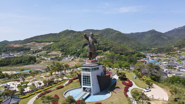 [완도=뉴시스] 완도읍 죽청리 장보고대사 동상. (사진=완도군 제공). 2025.03.11. photo@newsis.com *재판매 및 DB 금지
