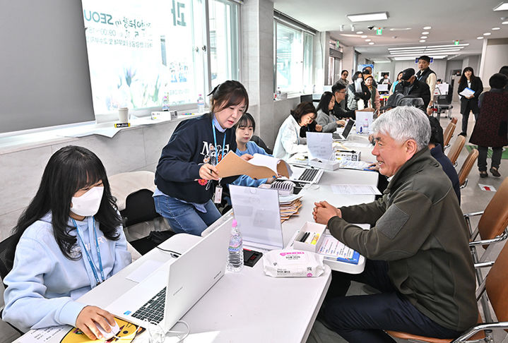 최승준(오른쪽)정선군수는 11일 정선읍행정복지센터를 방문해 민생회복지원금 지급 상황을 점검하고 있다.(사진=정선군 제공) *재판매 및 DB 금지