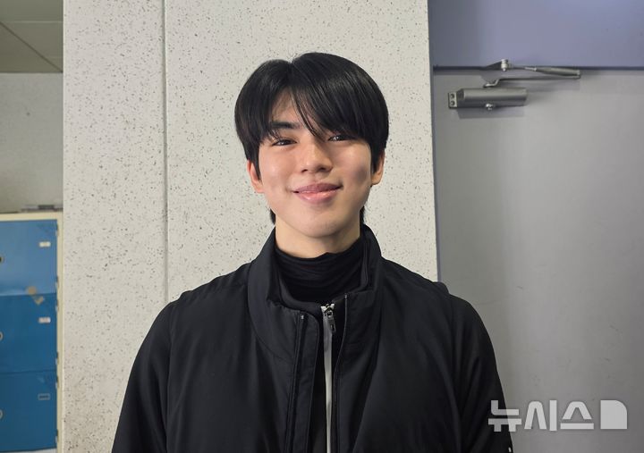 [서울=뉴시스] 김희준 기자 = 차준환이 11일 서울 노원구 태릉실내빙상장에서 포즈를 취하고 있다. 2025.03.11jinxijun@newsis.com