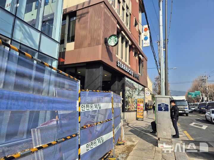 尹 탄핵 선고 앞둔 헌재…차벽 너머엔 주유소 등 위험시설 우려[현장]