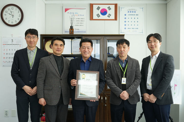 구리도시공사 관계자들이 2년 연속 ESG 평가 우수기업 선정 후 기념촬영을 하고 있다. (사진=구리도시공사 제공) photo@newsis.com *재판매 및 DB 금지