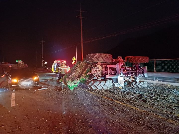 [공주=뉴시스] 11일 새벽 12시47분께 공주시 신풍면 백룡리 한 국도에서 4중 충돌사고가 일어나 트랙터가 옆으로 전도됐다. (사진=공주소방서 제공) 2025..03.11. photo@newsis.com *재판매 및 DB 금지