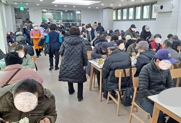 [서울=뉴시스] 서대문구, 취약계층 어르신 위한 무료 급식 단가 인상. 2025.03.11. (사진=서대문구 제공) *재판매 및 DB 금지