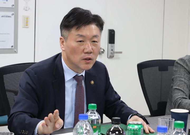 [세종=뉴시스] 박범수 농림축산식품부 차관이 11일 음료류를 생산하는 롯데칠성음료 안성공장과 제과류를 생산하는 롯데웰푸드 평택공장을 방문해 현장 관계자 의견을 청취하고 있다. (사진=농식품부 제공) *재판매 및 DB 금지