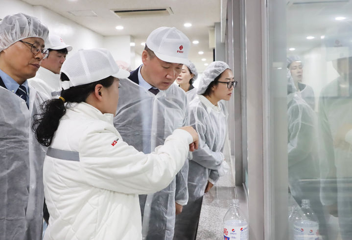 [세종=뉴시스] 박범수 농림축산식품부 차관이 11일 음료류를 생산하는 롯데칠성음료 안성공장과 제과류를 생산하는 롯데웰푸드 평택공장을 방문해 현장 관계자 의견을 청취하고 있다. (사진=농식품부 제공) *재판매 및 DB 금지