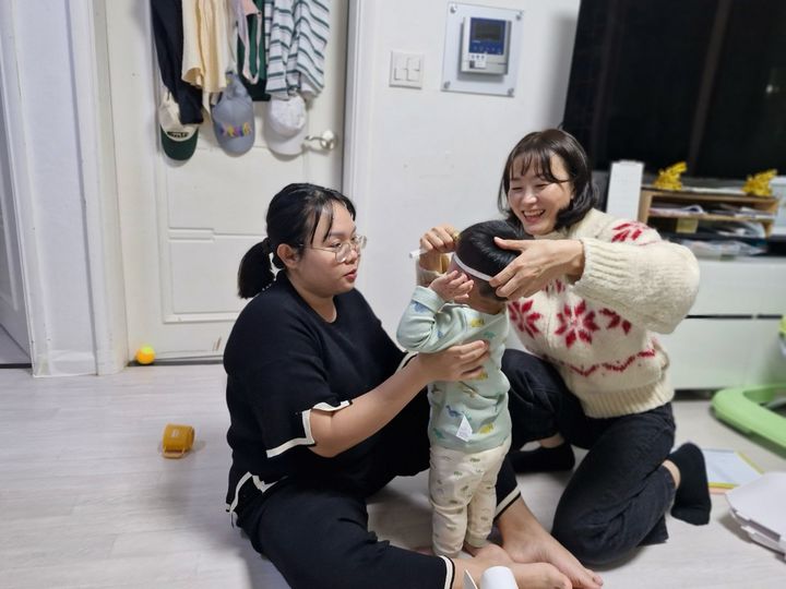 [서울=뉴시스] 영유아 건강 간호사가 서비스를 신청한 다문화가정에 방문해 아기의 신체 계측 및 건강 상태 평가를 하고 있다. 2025.03.11 (사진 제공=서초구청) photo@newsis.com *재판매 및 DB 금지