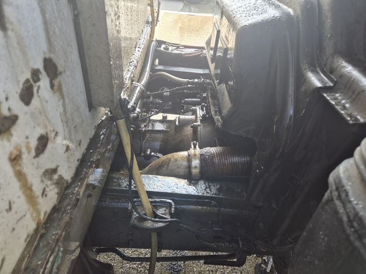 [공주=뉴시스] 11일 오전 10시37분께 충남 공주시 우성면 당진영덕고속도로 당진방향 67㎞지점을 주행 중이던 우유제품 운송 5t화물차에서 불이 나 부품이 탄 모습. (사진=공주소방서 제공) 2025.03.11. photo@newsis.com *재판매 및 DB 금지