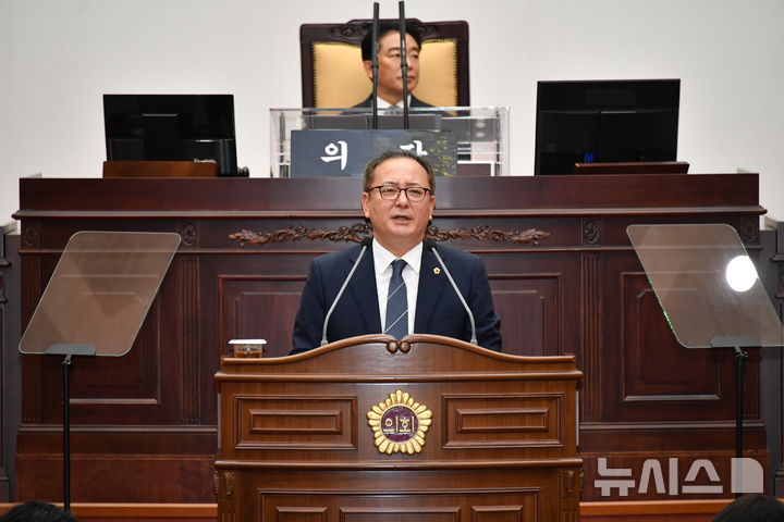 [창원=뉴시스]11일 경남도의회 제421회 임시회 제1차 본회의에서 정규헌 의원이 창원특례시 진해구 '웅동1지구 개발사업' 정상화 방안과 관련해 도정질문을 하고 있다.(사진=경남도의회 제공) 2025.03.11. photo@newsis.com