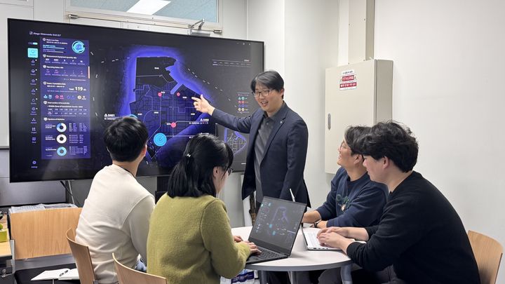 [대전=뉴시스] ETRI 연구진이 개발한 디지털트윈 기반 상수관망 관제시스템에 대한 고도화작업을 논의하고 있다.(사진=ETRI 제공) *재판매 및 DB 금지