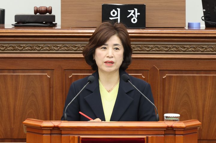 [창원=뉴시스] 강경국 기자 = 구점득 경남 창원시의원이 11일 열린 제141회 임시회 제2차 본회의에서 시정질문을 하고 있다. (사진=창원시의회 제공). 2025.03.11. photo@newsis.com *재판매 및 DB 금지